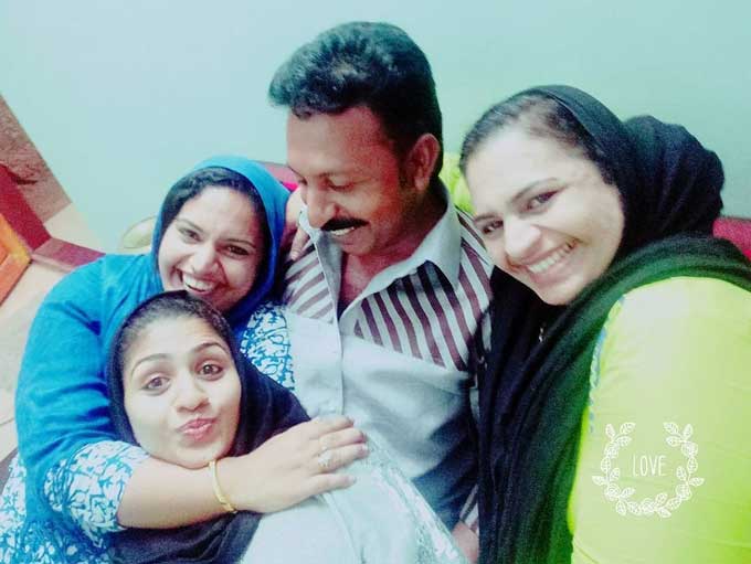 Noorin Shereef with Family, Sister, Mother and Father